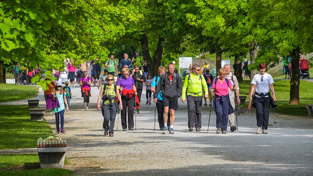 Pohodniki na Poti ob žici v Ljubljani