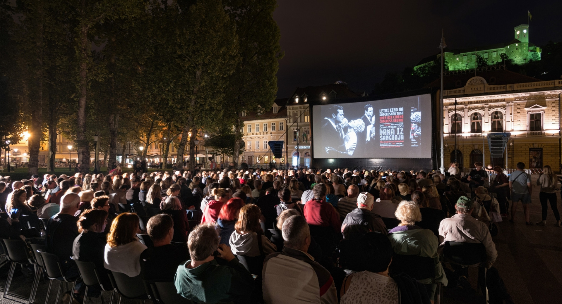 Predvajanje filma na Letnem Kinodvoru na Kongresnem trgu v Ljubljani