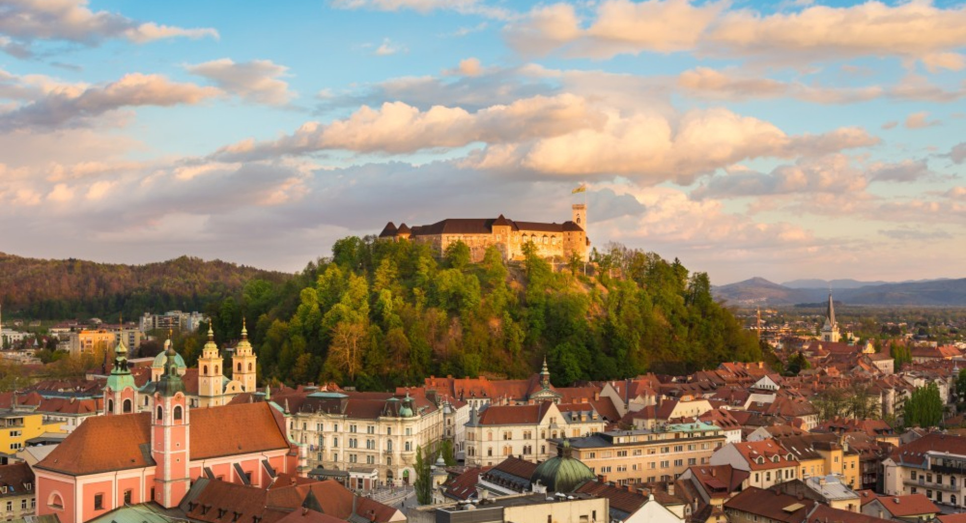 Panoramska slika Ljubljane. V ozadju Ljubljanski grad.