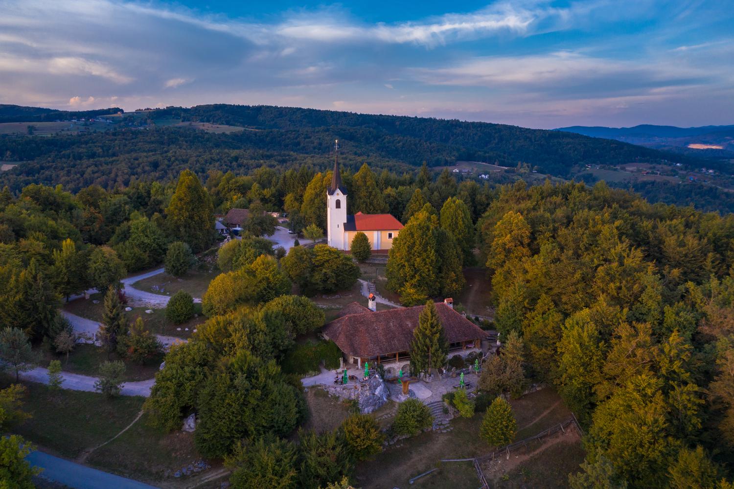 Hrib Gradišče nad Šentvidom pri Stični s cerkvijo sv. Miklavža in Lavričevo kočo