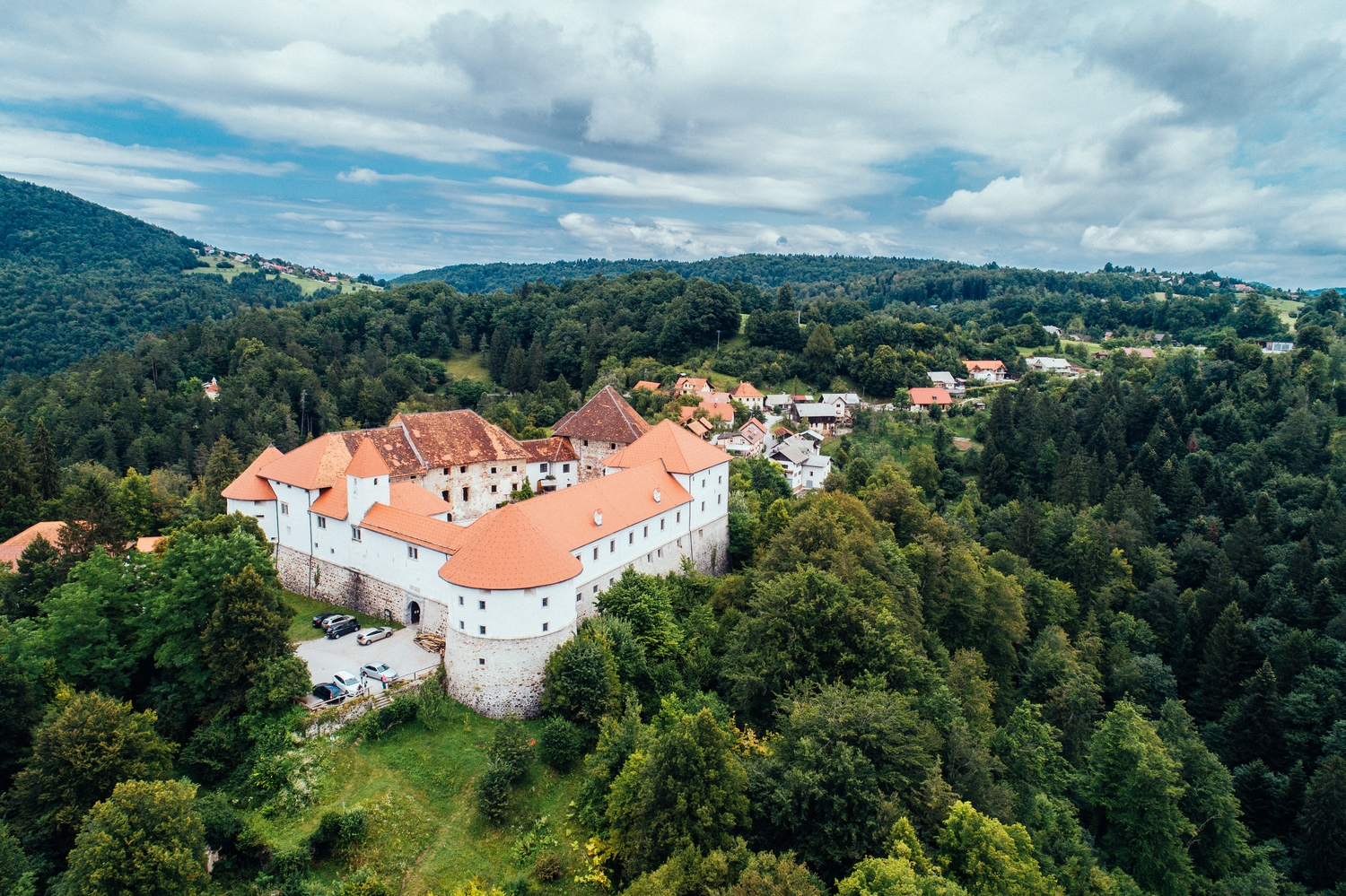 Pogled na grad Turjak s ptičje perspektive