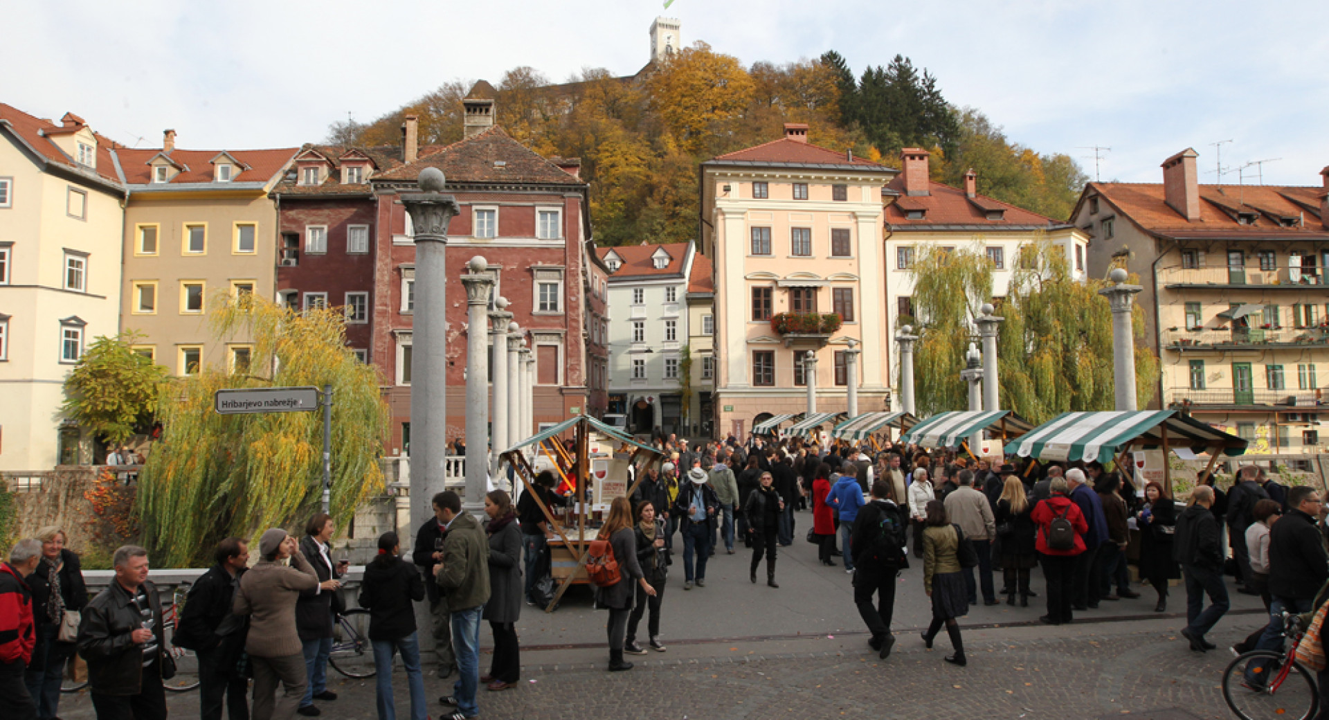 Stojnice in obiskovalci na Tromostovju in Prešernovem trgu.