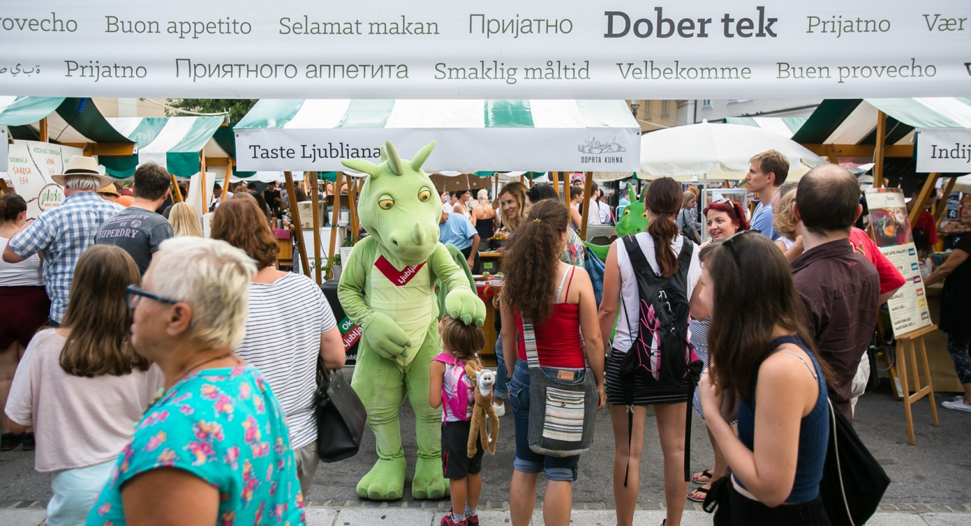 Zmajček Ljubo in obiskovalci na Okusih Ljubljane.