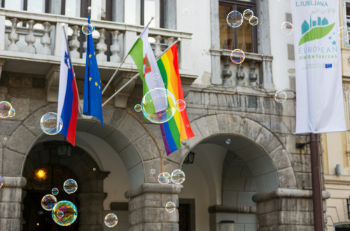 mestna hisa zastave lgbt 1760581061 - foto Shutterstock