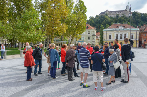 Vodnik ob vodenju skupine turistov.