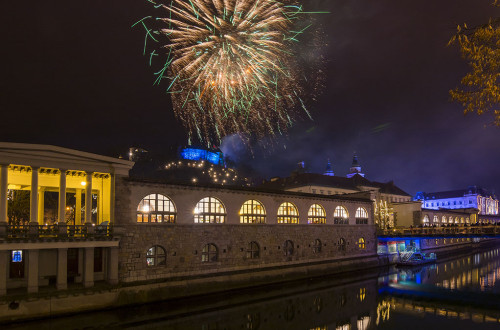 Ognjemet na Ljubljanskem gradu. V ospredju arkade Plečnikovih tržnic.