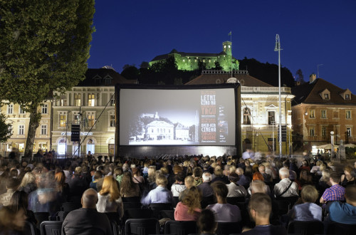 Obiskovalci letnega kina na Kongresnem trgu. V ozadju Ljubljanski grad.