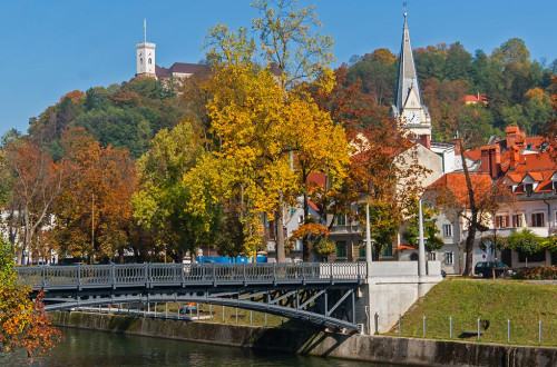 Jesensko obarvan Grajski hrib z Ljubljanskim gradom.