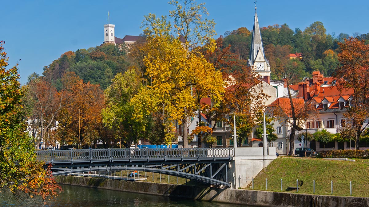 Jesensko obarvan Grajski hrib z Ljubljanskim gradom.