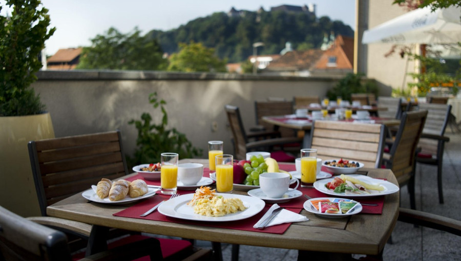 city-hotel-ljubljana-breakfast-on-terrace.jpg