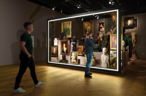 Obiskovalca si ogledujeta stalno razstavo v Mestnem muzeju
