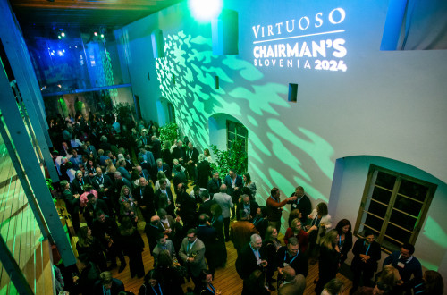 participants of the event in the decoraten hall photographed from the above