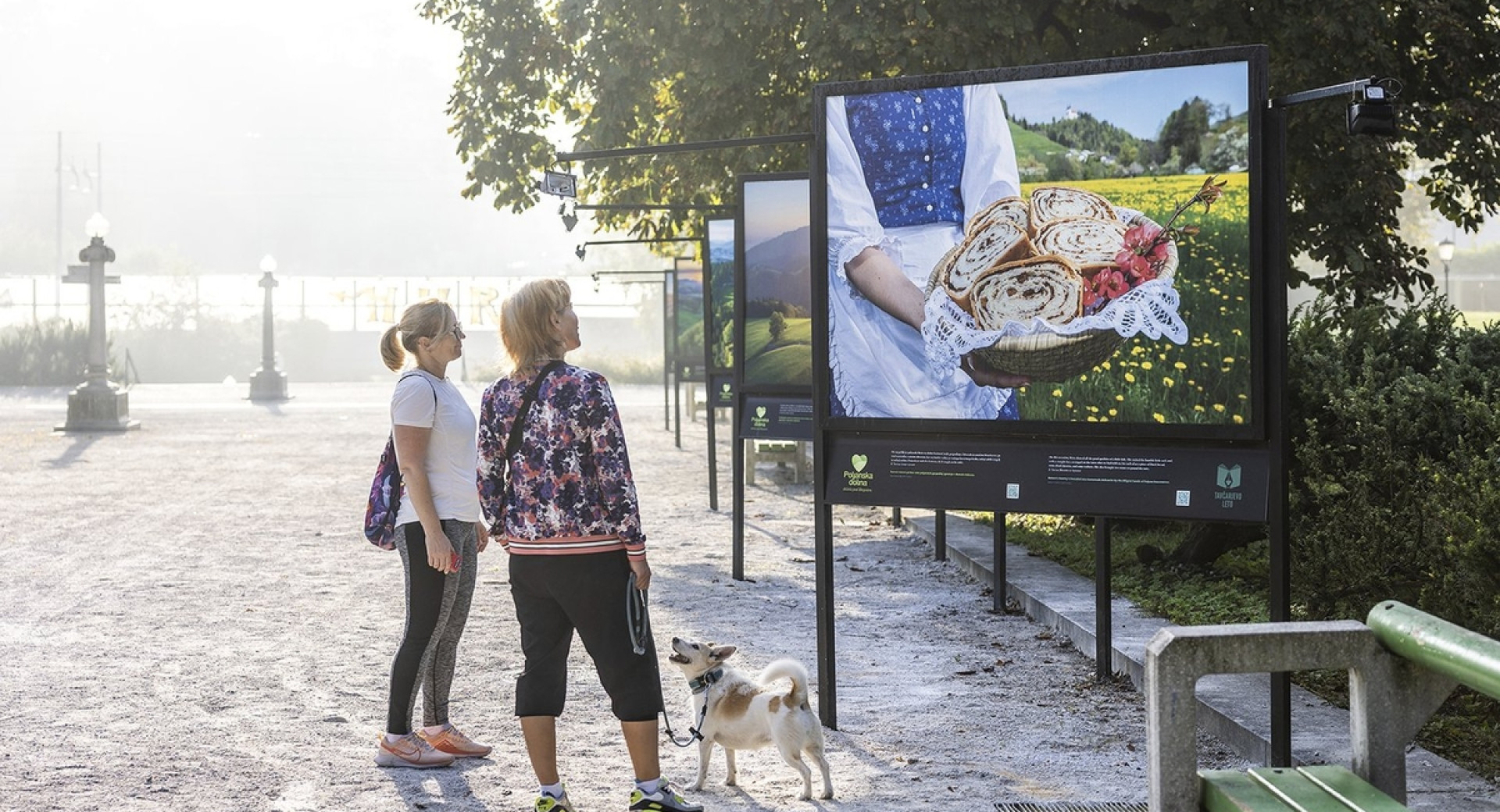 Obiskovalki na ogledu razstave na prostem.