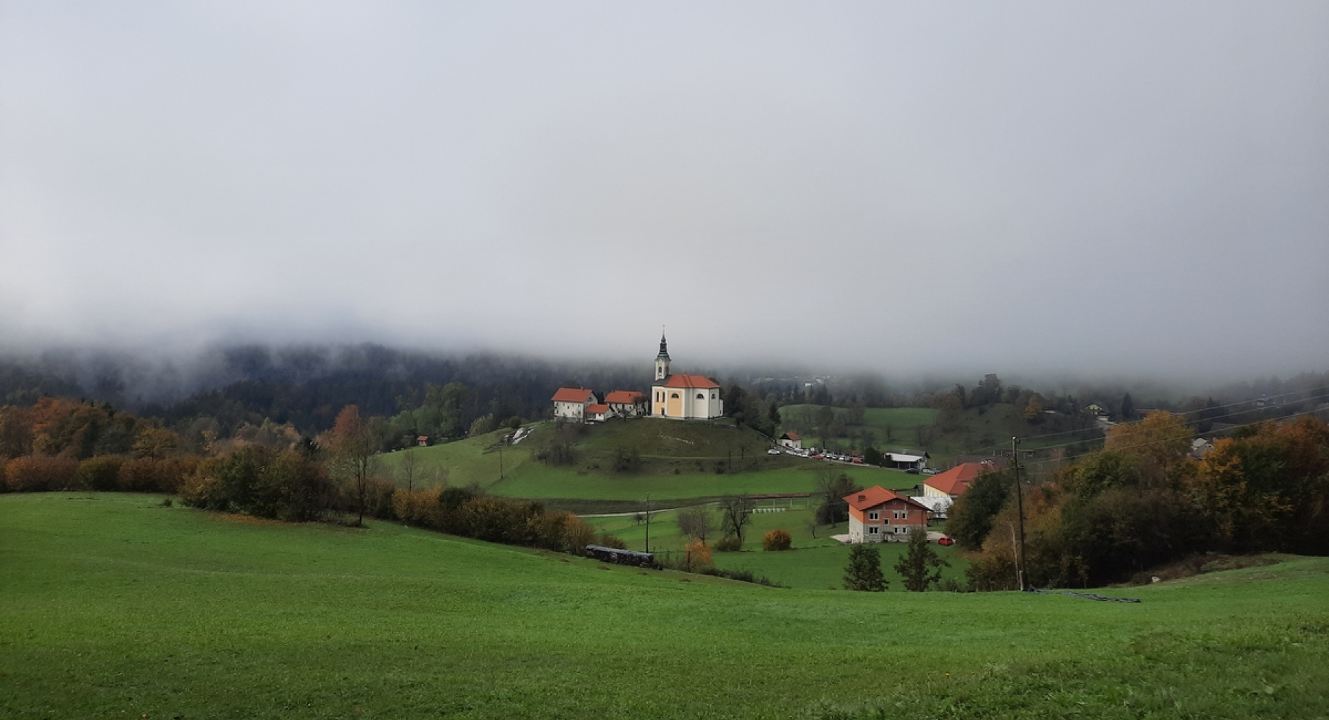 Cerkev in nekaj hiš na odeželju