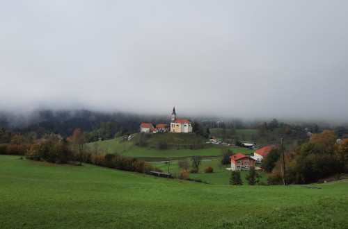 Cerkev in nekaj hiš na odeželju