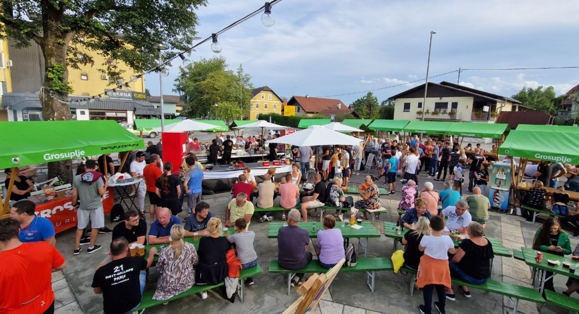 Skupina ljudi na trznici.