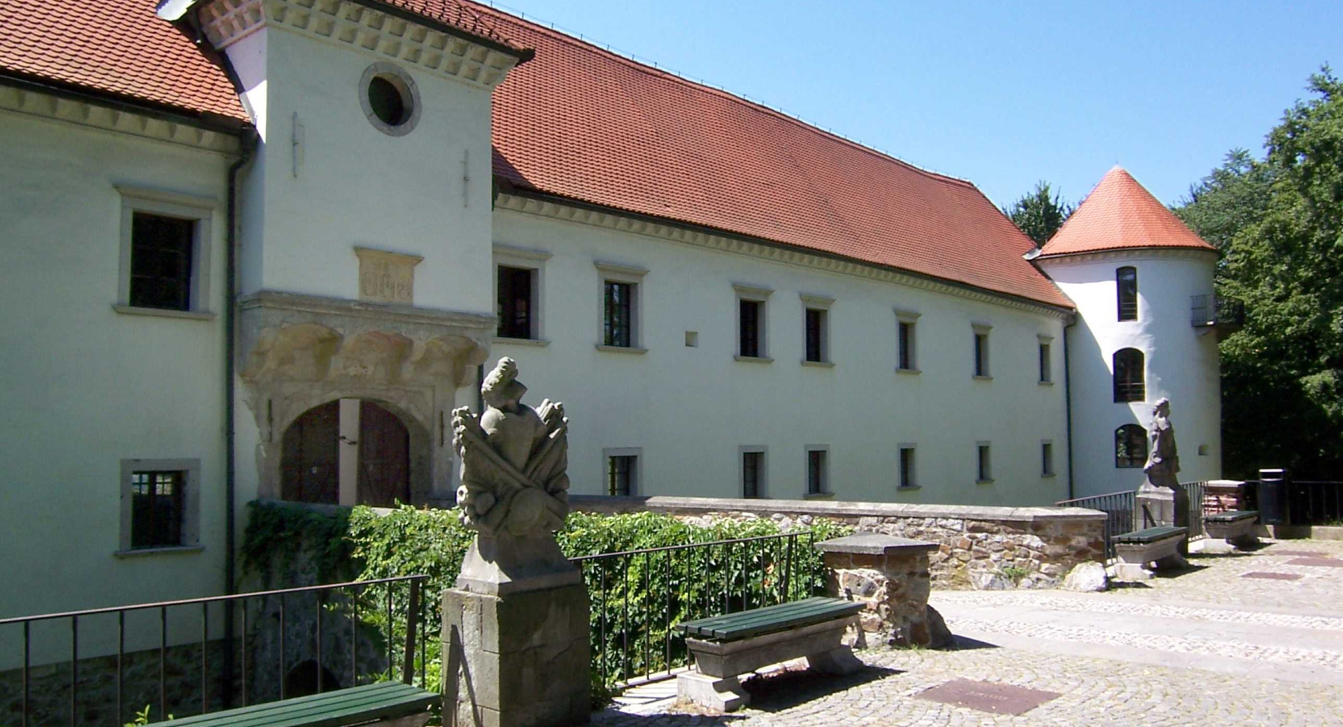 Vhod v grad Fužine, kjer se nahaja Muzej za arhitekturo in oblikovanje