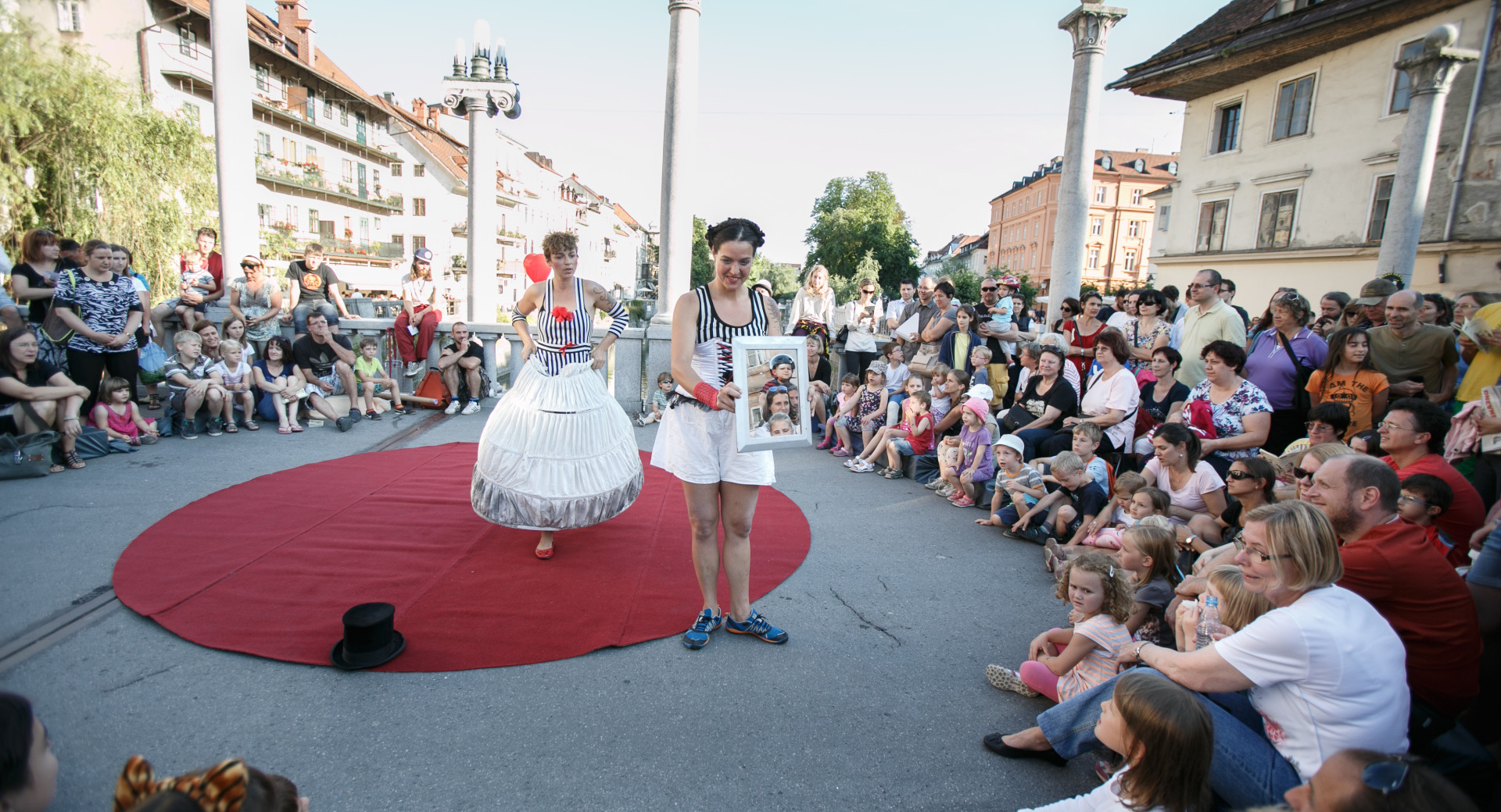 Ulična predstava na Šuštarskem mostu.