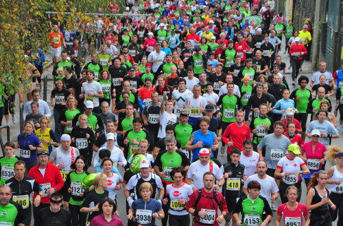 Množica tekačev na maratonu.