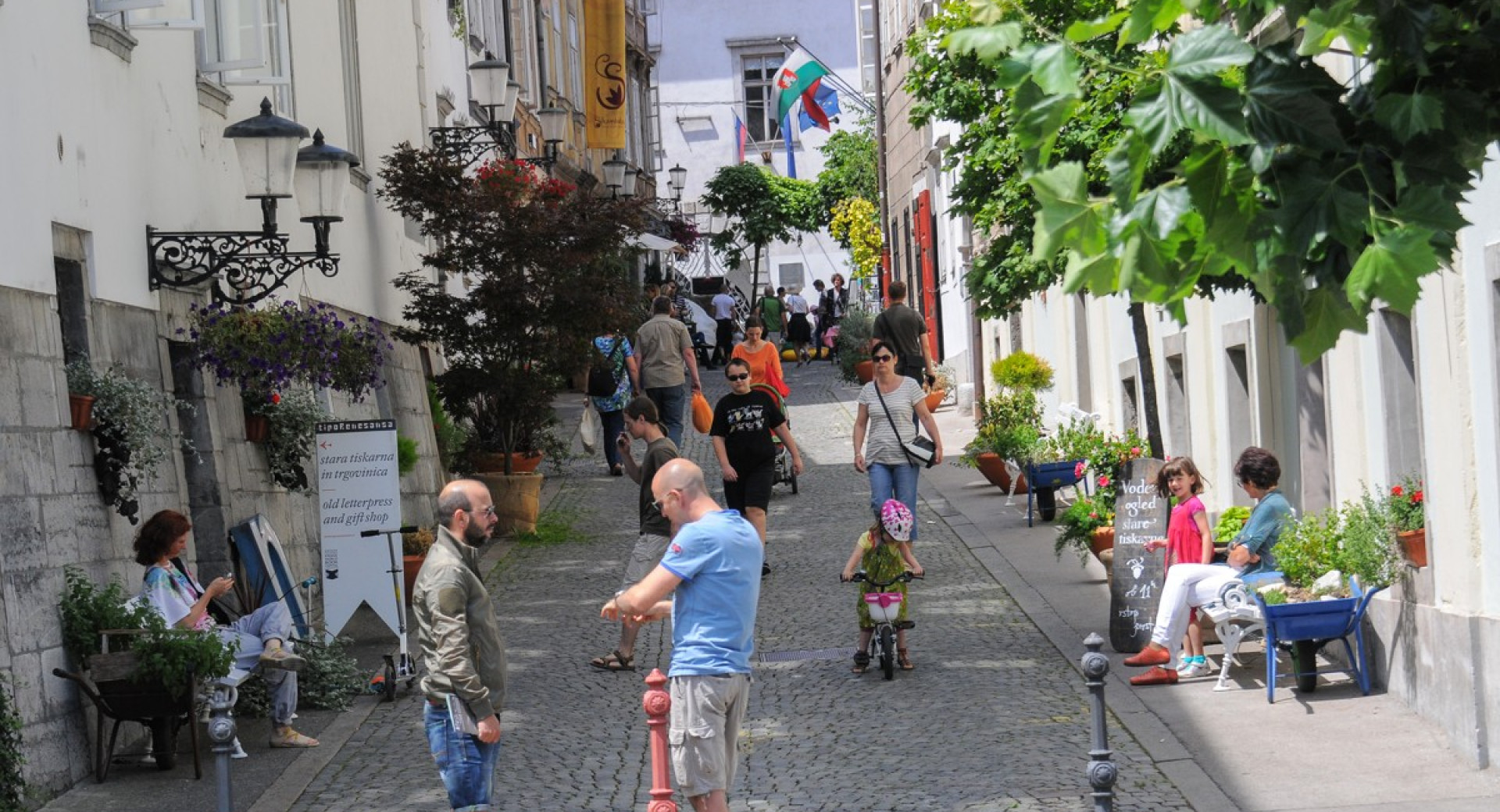 Ljudje v mestni ulici.