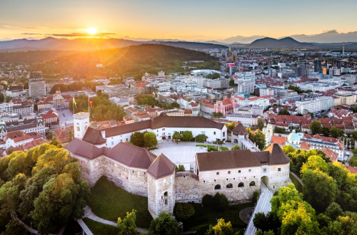 Grad sredi mesta na vzpetini.