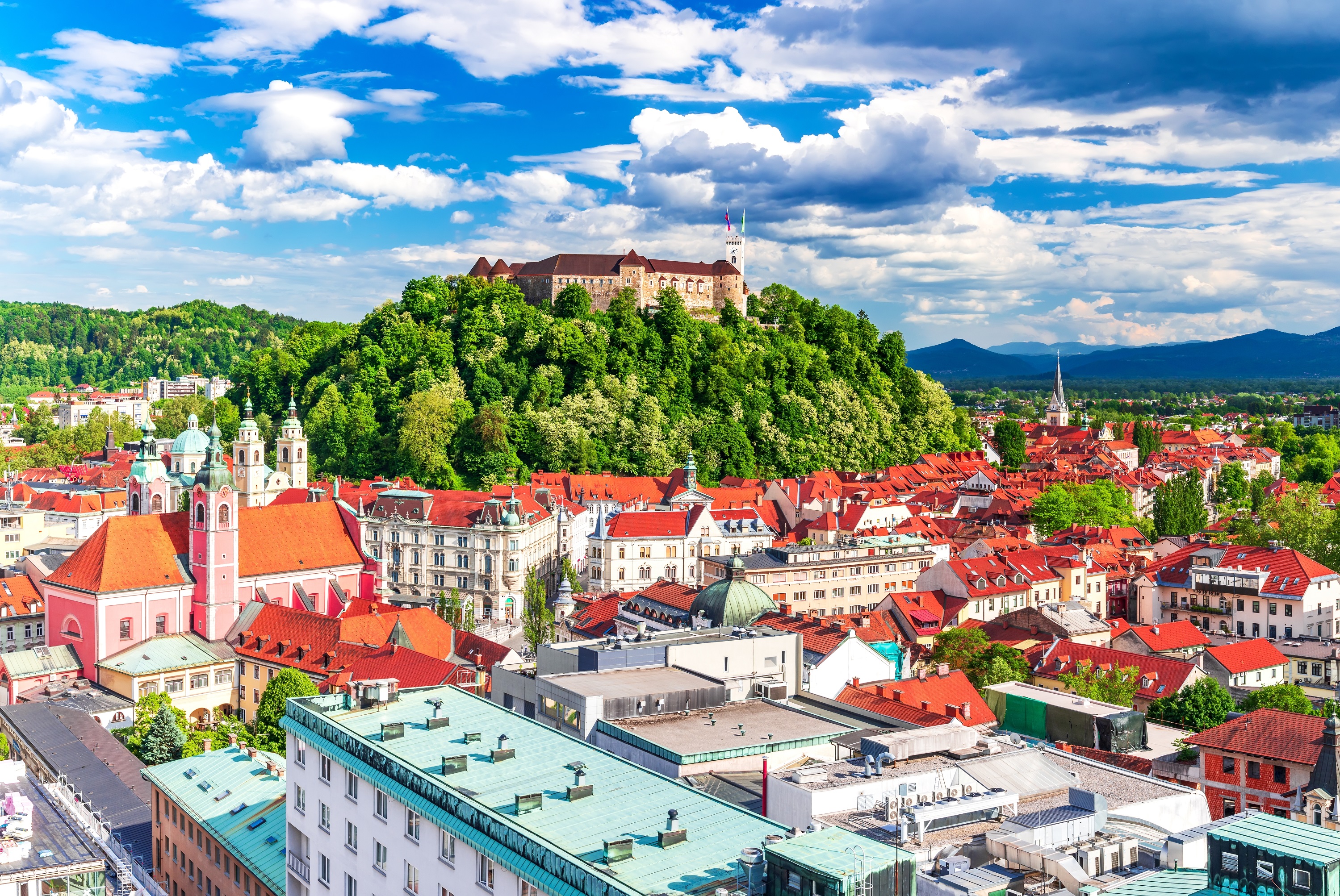 Ljubljanski grad nad mestom_Shutterstock