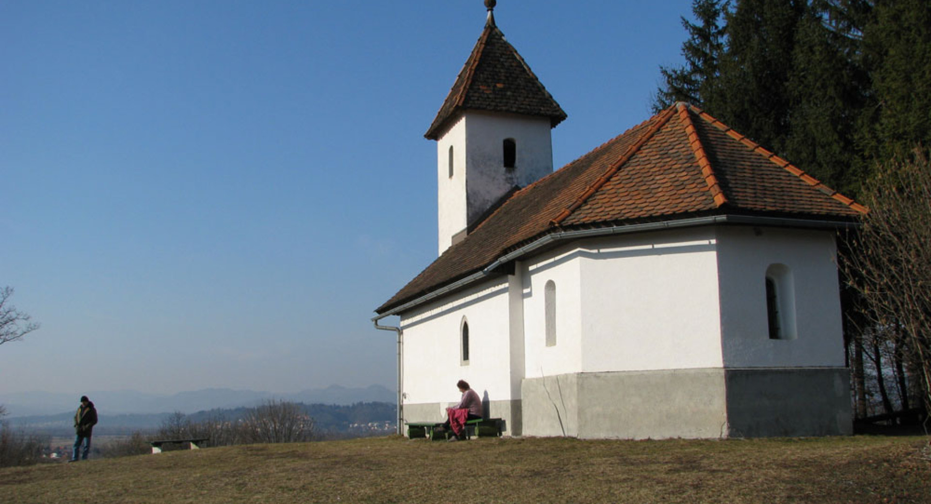 Cerkvica sveti lovrec na manjši vzpetini v vasi Jezero.
