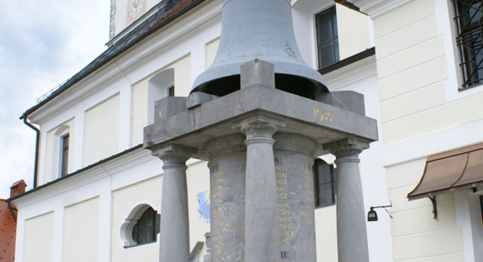 Plečnikov spomenik žrtvam prve svetovne vojne pred cerkvijo svetega Petra v Komendi.
