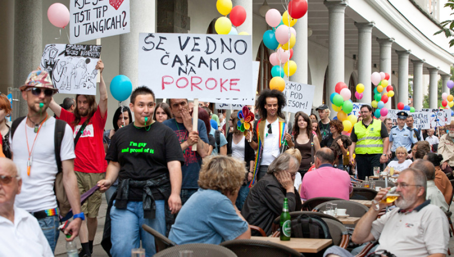 Protest LGBT skupnosti na pohodu mimo Plečnikovih pokritih tržnic.