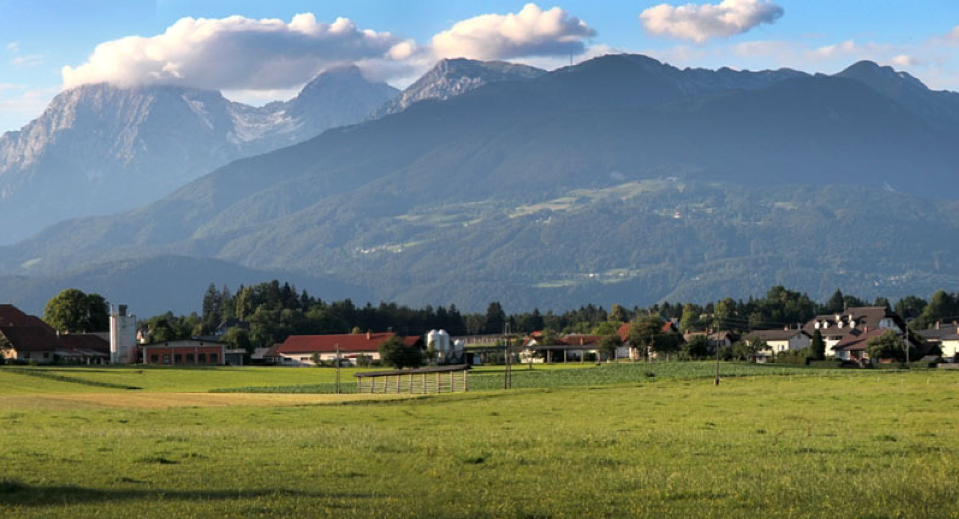 Panorama Vodic s Kamniško-Savinjskimi Alpami v ozadju.