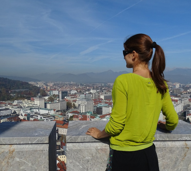 Dekle na ljubljanskem gradu s pogledom na mesto