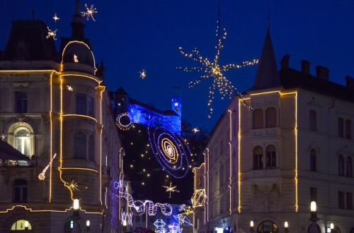 Praznično okrašena Ljubljana in Ljubljanski grad.