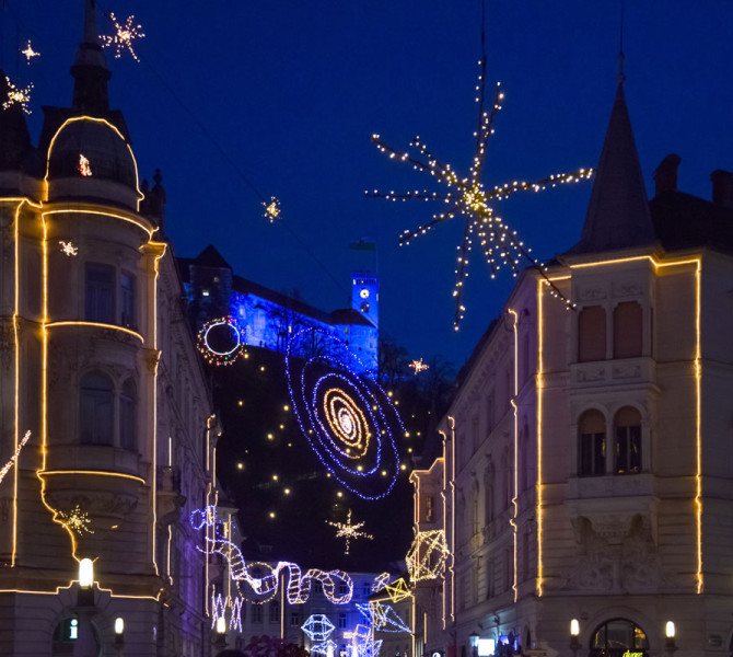 Praznično okrašena Ljubljana in Ljubljanski grad.