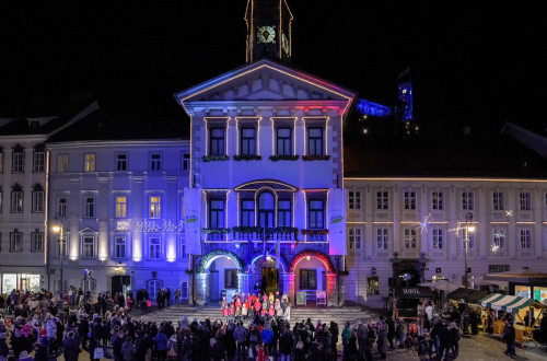 Nastop pred praznično osvetljeno Mestno hišo