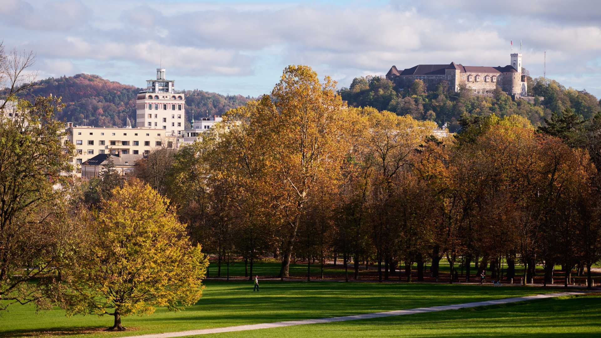 Jesen Park Tivoli Drevesa Ljubljanski grad Neboticnik Iztok Medja 2022