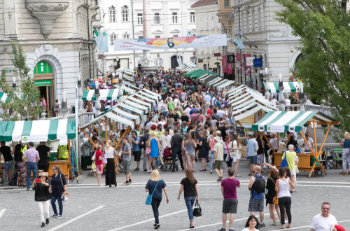 Obiskovalci ljubljanske vinske poti med stojnicami.