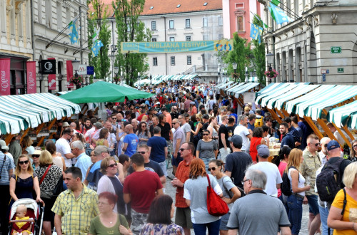 Obiskovalci ljubljanske vinske poti med stojnicami.