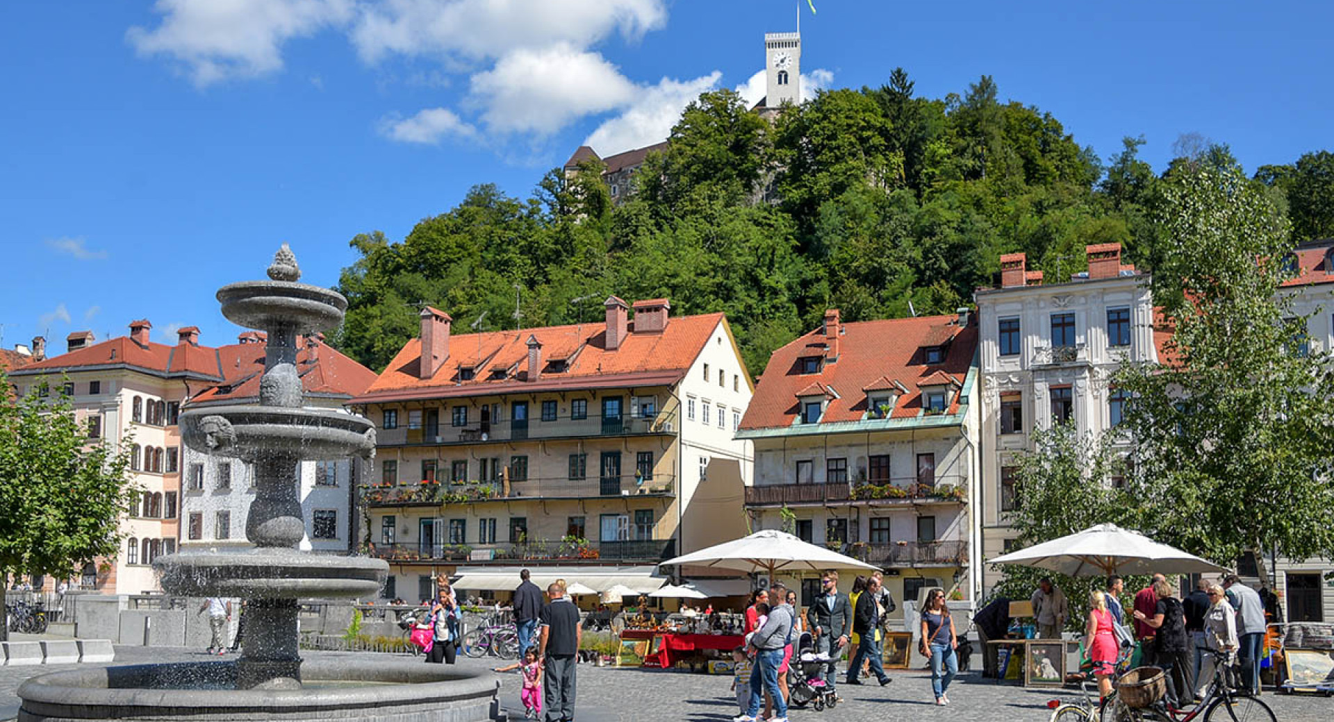 Odprt sejem na Bregu. V ozadju Ljubljanski grad na hribu. 