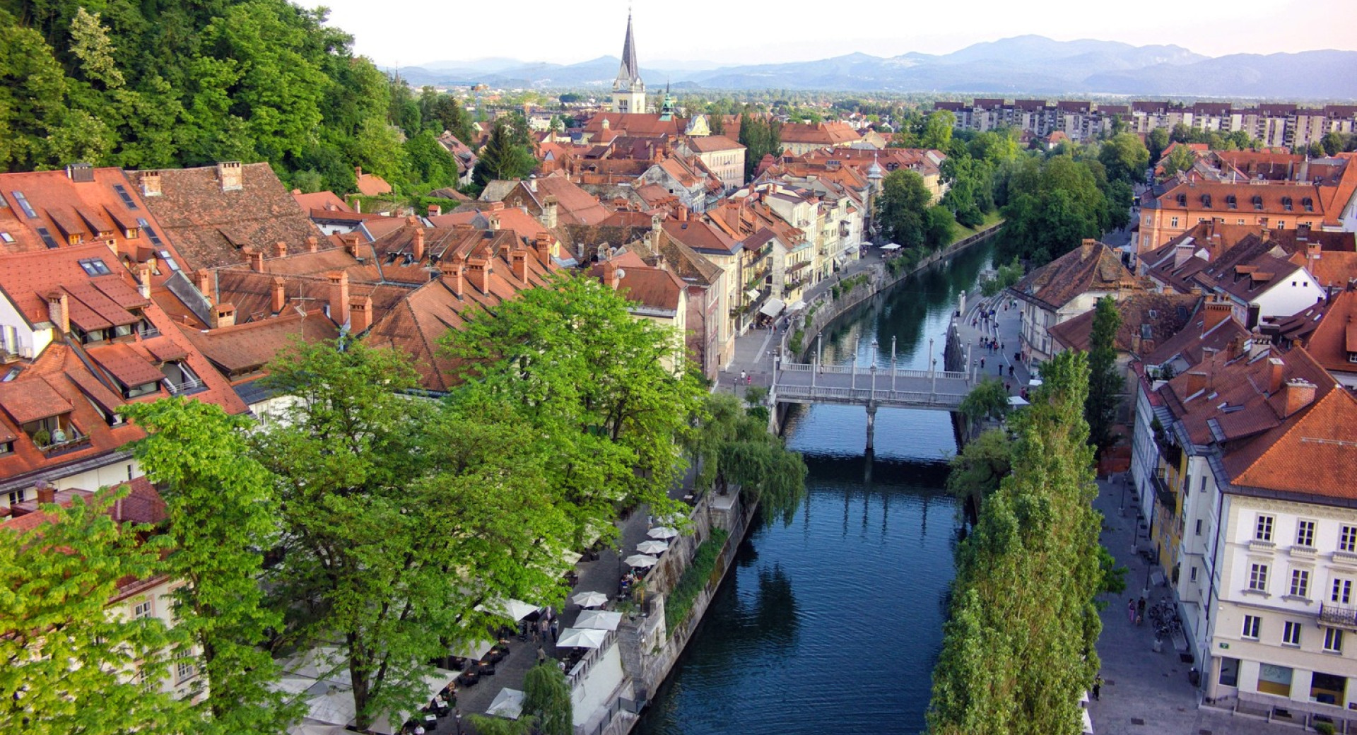 Panorama Ljubljane. Na sredini reka Ljubljanica.