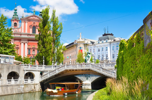 Ladjica na Ljubljanici. V ozadju Frančiškanska cerkev.