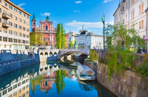 Ladjica na Ljubljanici. V ozadju Frančiškanska cerkev.