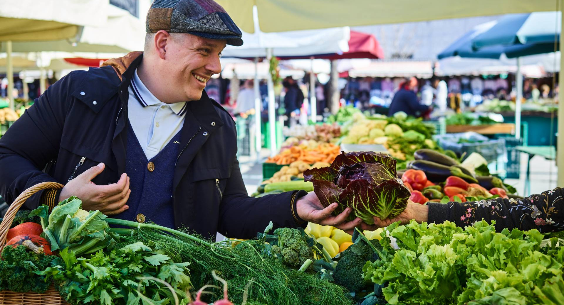 Chef Jorg Zupan nakupuje zelenjavo na centralni tržnici.