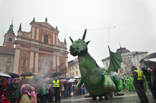 Zmaj na zmajevem karnevalu.