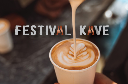 skodelica kave pred predpasnikom z napisom Festival kave