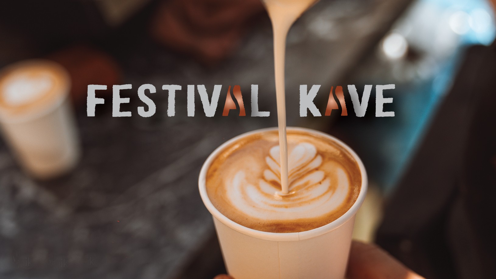 skodelica kave pred predpasnikom z napisom Festival kave