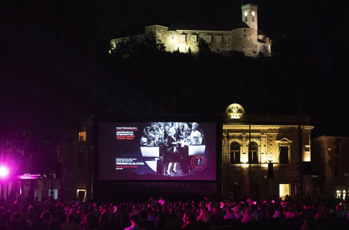 Film v kinu na prostem na Kongresnem trgu. V ozadju Ljubljanski grad.