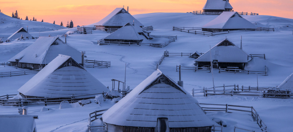 Jutranja zasnežena Velika Planina. 