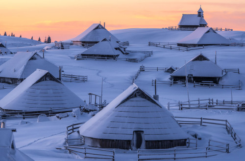 Jutranja zasnežena Velika Planina. 