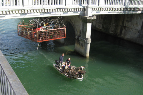 Čiščenje smeti iz Ljubljanice.