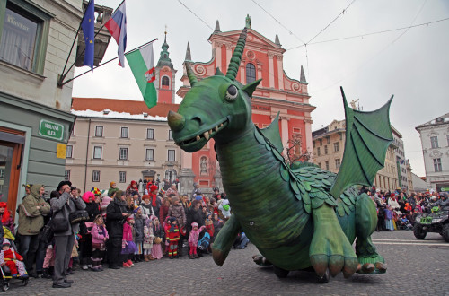 Zmaj na zmajevem karnevalu.